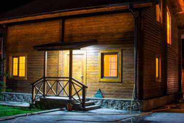 Dış ve peyzaj tasarımı. Konforlu ahşap ev. Ormanın sessizliğinde sihirli ahşap ev