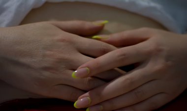 Kızın güzel elleri.