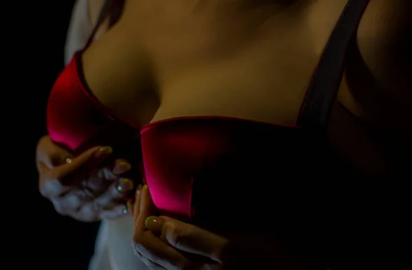 Hashamatli Brandi Love mashq qilayotganda basseyn boyida dam oladi