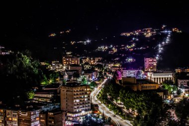 Kuş bakışı bir gece şehri. Güzel bir gece şehri manzarası. Bütün evlerin ışıkları açık. Şehir geceleri çok güzel.