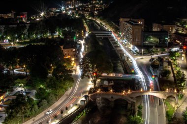 Kuş bakışı bir gece şehri. Güzel bir gece şehri manzarası. Bütün evlerin ışıkları açık. Şehir geceleri çok güzel.