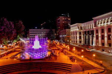 Güzel mimari evleri ve fıskiyesi olan güzel bir şehir meydanı. Şehir meydanında fıskiyeler. Renkli çiçeklerle dolu bir gece meydanı. Gece şehri Kapan.