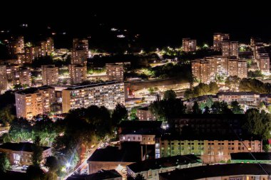Kuş bakışı bir gece şehri. Güzel bir gece şehri manzarası. Bütün evlerin ışıkları açık. Şehir geceleri çok güzel.