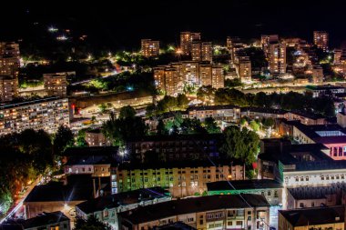 Kuş bakışı bir gece şehri. Güzel bir gece şehri manzarası. Bütün evlerin ışıkları açık. Şehir geceleri çok güzel.