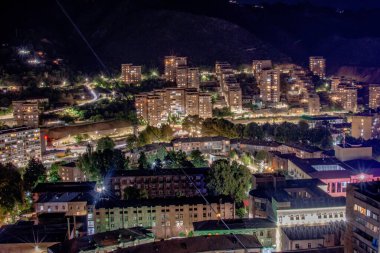 Kuş bakışı bir gece şehri. Güzel bir gece şehri manzarası. Bütün evlerin ışıkları açık. Şehir geceleri çok güzel.