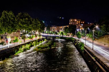 Geceleri hareket halindeki arabaların ışıkları. Gece şehrinin ışıkları. Gece şehrinde hayat. Güzel bir gece şehri manzarası