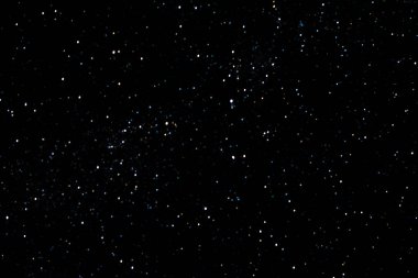 Gece gökyüzü ve parlayan yıldızlar