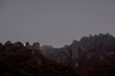 Ayışığı gecesi ve güzel dağlar. Çok güzel bir manzara.