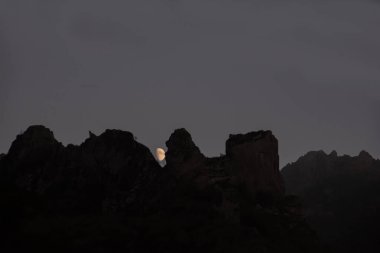 Dağın tepesindeki ay. Güzel gece manzarası. Harika doğa.