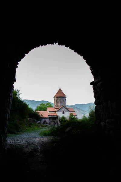 古老的拱门和使徒教堂这条隧道直接通往修道院 — 图库照片