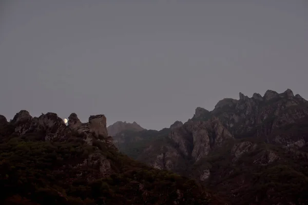 Noite Iluminada Pela Lua Belas Montanhas Muito Bela Paisagem — Fotografia de Stock