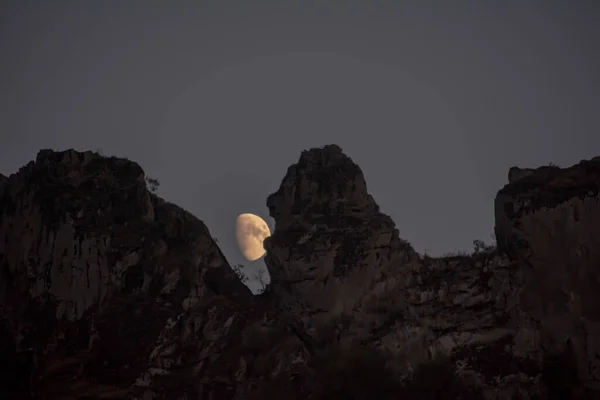 山の頂上に月 美しい夜景 素晴らしい自然 — ストック写真