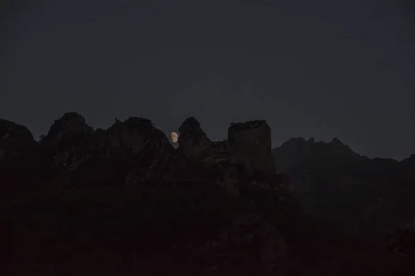 Lua Topo Montanha Bela Paisagem Noturna Natureza Maravilhosa — Fotografia de Stock