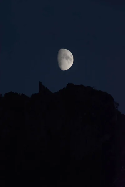 Fantastiche Cime Montuose Luna Incredibile Paesaggio Notturno Con Montagne Chiaro — Foto Stock