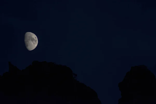 Fantastiche Cime Montuose Luna Incredibile Paesaggio Notturno Con Montagne Chiaro — Foto Stock