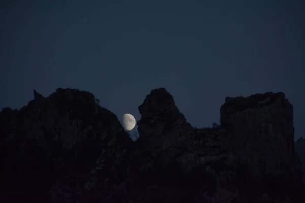 Noite Iluminada Pela Lua Belas Montanhas Muito Bela Paisagem — Fotografia de Stock