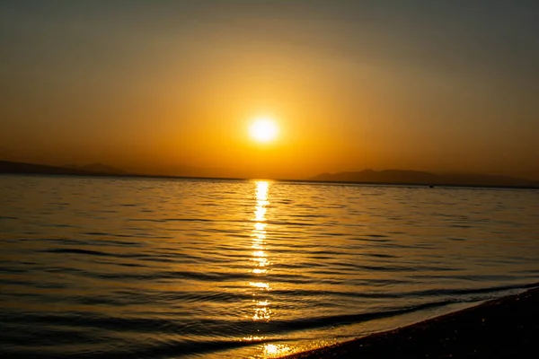 Denizin Üzerinde Muhteşem Bir Gün Batımı Denizin Üzerinde Kocaman Altın — Stok fotoğraf