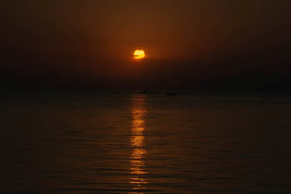 Fantástico Pôr Sol Sobre Mar Enorme Sol Dourado Sobre Mar — Fotografia de Stock