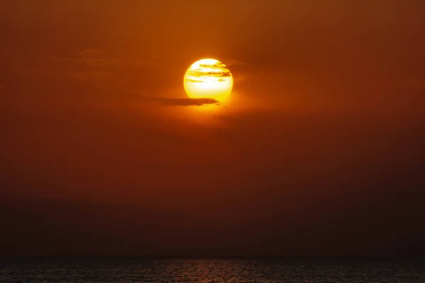 Traumhafter Sonnenuntergang Über Dem Meer Riesige Goldene Sonne Über Dem — Stockfoto