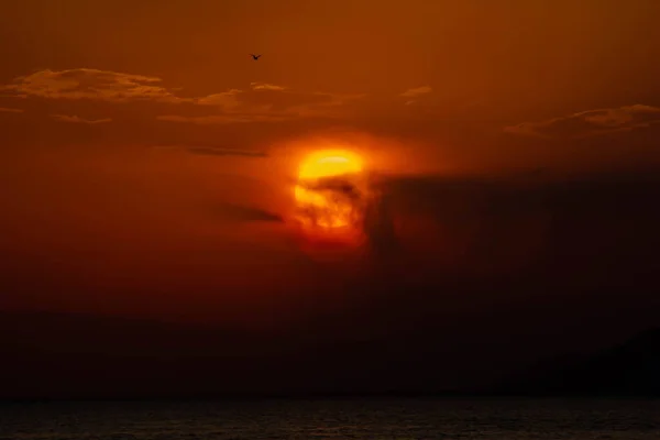 Lucht Brandt Oranje Zon Fantastische Zonsondergang Fantastisch Gezicht Grote Zon — Stockfoto