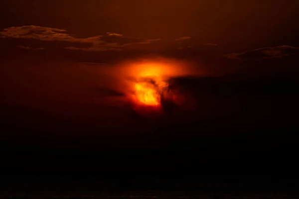 Himlen Brinner Orange Sol Och Fantastisk Solnedgång Fantastisk Syn Stor — Stockfoto