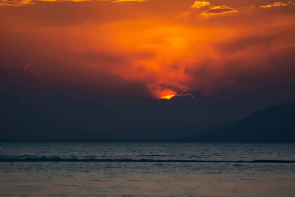 Fantástico Pôr Sol Sobre Mar Enorme Sol Dourado Sobre Mar — Fotografia de Stock