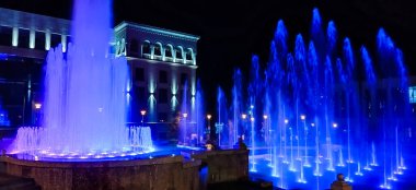 Çeşmenin manzarası güzelmiş. Şehir merkezinde farklı renkte bir çeşme. Çeşmeli ve güzel mimarisi olan gece manzarası.