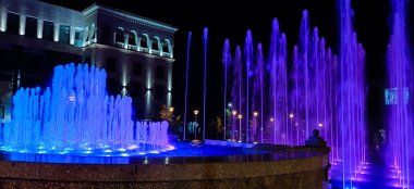 Çeşmenin manzarası güzelmiş. Şehir merkezinde farklı renkte bir çeşme. Çeşmeli ve güzel mimarisi olan gece manzarası.