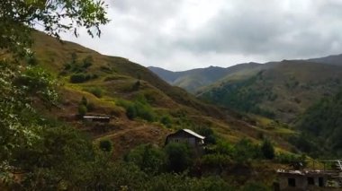 Köyde zaman kapsülü. Bulutlar köyün üzerinde hareket ediyor. Benzersiz evleri olan güzel köy manzarası. Ev dağlar ve ormanlarla çevrili.