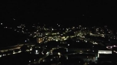 Gece şehrinin zaman çizelgesi. Gece kentinde arabaların ve parlayan evlerin hareketlerinin zamanı