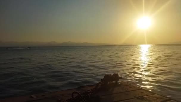 Tahta Köprü Denizin Üzerinde Güzel Bir Günbatımı Deniz Manzarası Günbatımı — Stok video