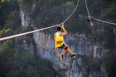 Orman Macerası fotoğrafı. Ormanda halatla kayma. Halat halatından manzara çok güzel. Halatla kaymak gibi. Macera parkında teleferik hattı