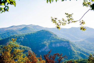 Güzel doğa. Yüksek dağlar ve ormanlarla dolu güzel bir manzara.
