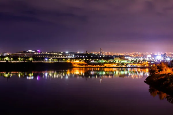 Cielo Violeta Luces Nocturnas Ciudad Las Casas Brillantes Ciudad Nocturna —  Fotos de Stock