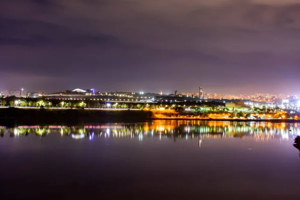 Luzes Cidade Noturna Casas Brilhantes Cidade Noturna São Refletidas Lago — Fotografia de Stock