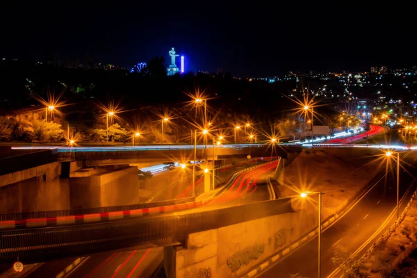 夜市有色的汽车交通 汽车在桥上的移动 高速公路上的夜间交通 夜城的小道 夜市生活 — 图库照片