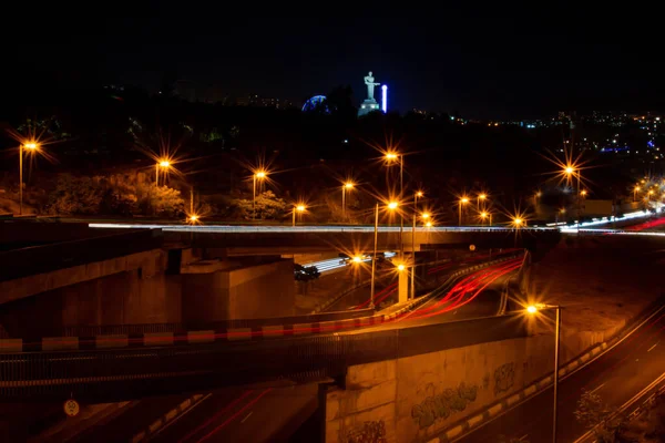 夜市高速公路上的车流 汽车在桥上的移动 拥有美丽建筑和纪念碑的夜城 夜城的小道 夜市生活 — 图库照片
