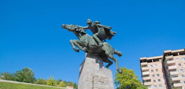 Şehirdeki bir süvarinin heykeli. Komutanın anıtı. At sırtında bir savaşçı heykeli. Kapan şehri, Ermenistan