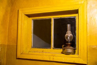 Sarı saplı eski ahşap lamba