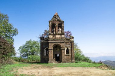 Doğada eski bir kilise. Ermenistan 'da bir Yunan kilisesi. Eski bir manastırın mimarisi. Güzel mimarisi olan eski bir tapınak. Güzel doğa.