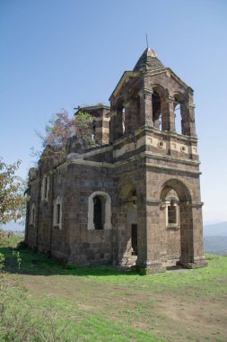 Doğada eski bir kilise. Ermenistan 'da bir Yunan kilisesi. Eski bir manastırın mimarisi. Güzel mimarisi olan eski bir tapınak. Güzel doğa.
