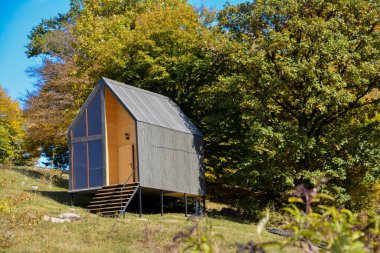 Dağlardaki ormandaki ahşap ev.