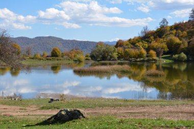 Göllü güzel bir manzara.