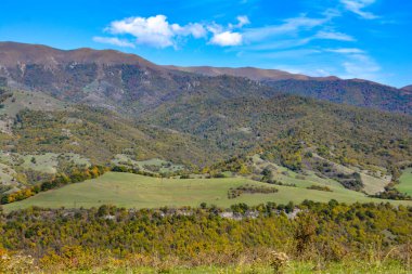 Yazın dağ manzarası