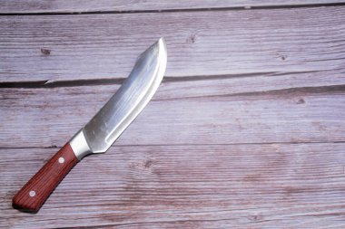 Ahşap arka plan üzerinde eski bıçak