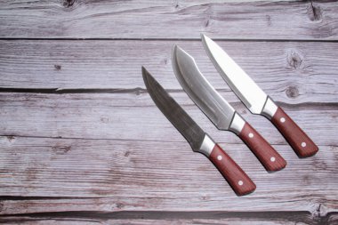 Ahşap arka planda iki mutfak bıçağı.