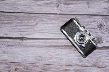 Ahşap masadaki kamera.