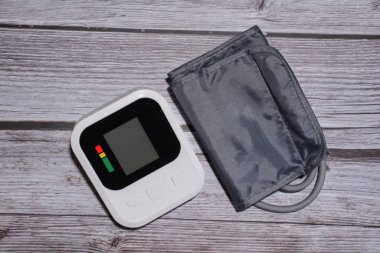 Tahta masadaki dijital tansiyon ölçer