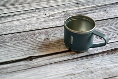 Ahşap masada içkili bir kupa..