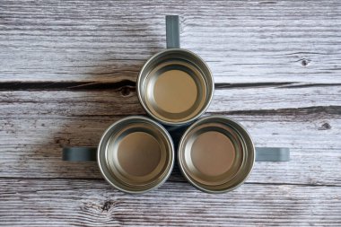 Masada iki fincan kahve ve çay.